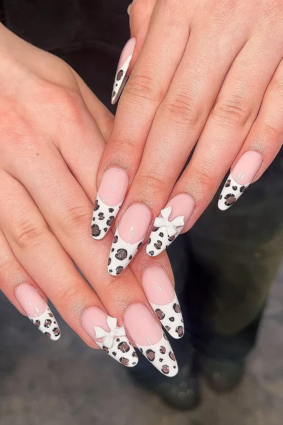 Stiletto-Nägel mit Kuhmuster und Schleifen
