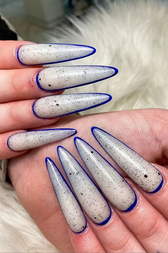 Silberne Stiletto-Nägel mit blauem Rand