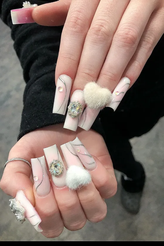 Weiße Nägel mit flauschigem Herz