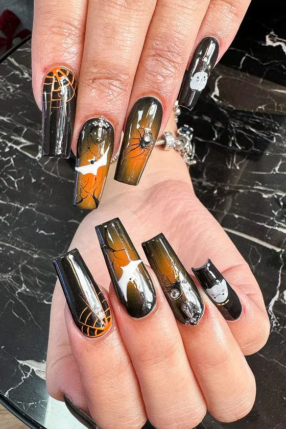 Schwarze Nägel mit Halloween-Design