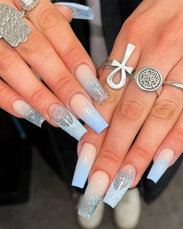 Lange Nägel mit Babyboomer in Hellblau und Silber